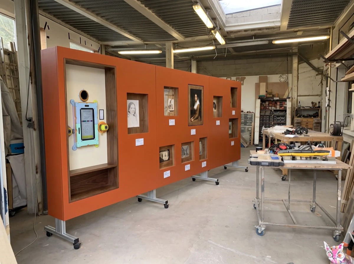 The experience wall and its terminal, ready to travel